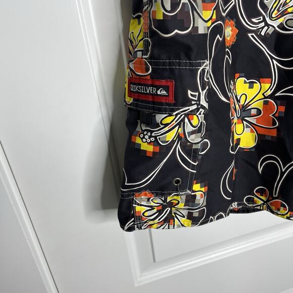 VTG 90s y2k Quiksilver Board Shorts Men's 32 Black Pixel Floral Surf Beach - Picture 5 of 5